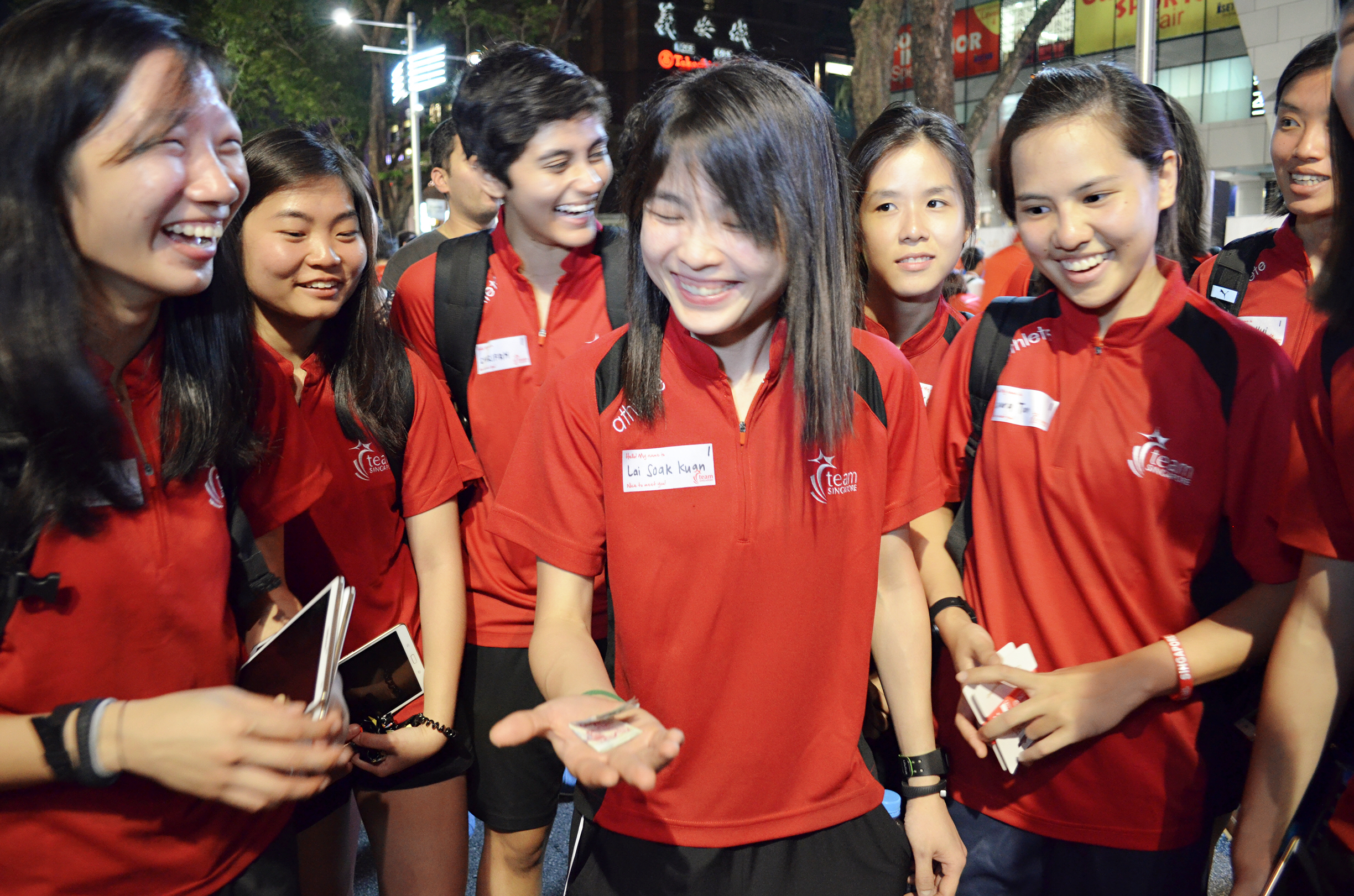 2015_03_07 - Francis Ang Magic Magician Interactive Roving Strolling - SEA Games @ Orchard Rd - DSC_0473_e
